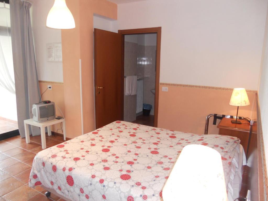 Madonna Della Neve Hotel Pettenasco Quarto foto